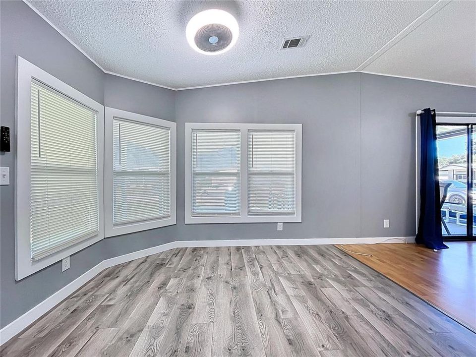 合同活跃: $155,000 (2 贝兹, 2 浴室, 832 平方英尺)