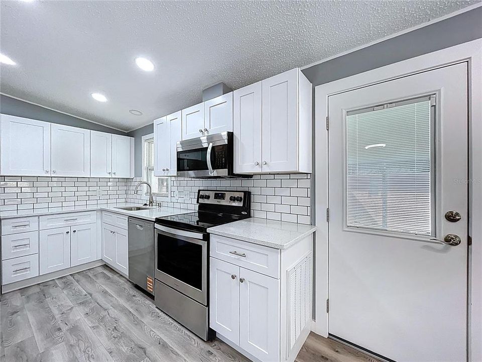 合同活跃: $155,000 (2 贝兹, 2 浴室, 832 平方英尺)