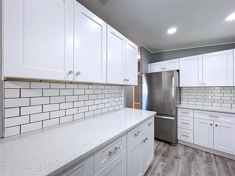 合同活跃: $155,000 (2 贝兹, 2 浴室, 832 平方英尺)