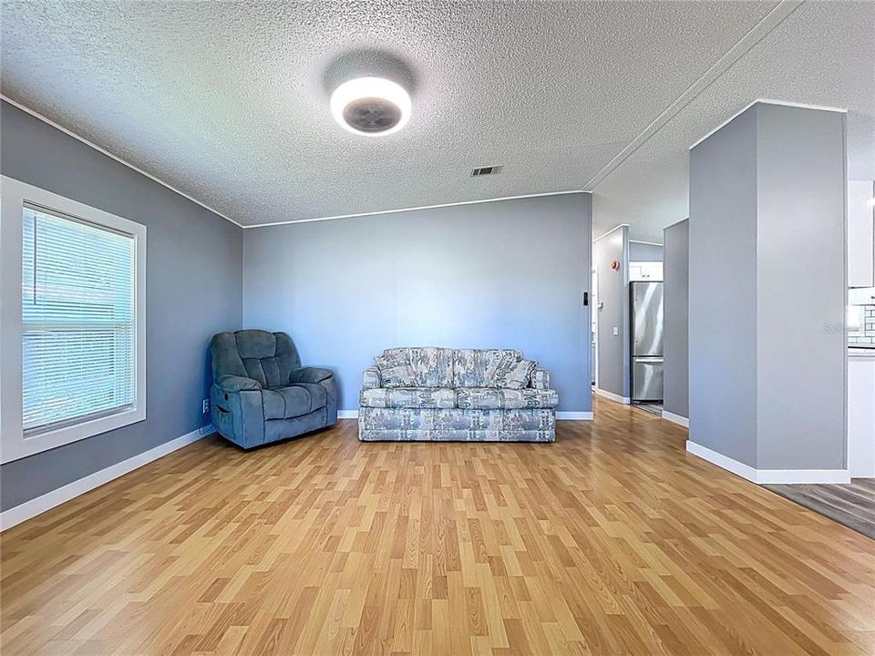 合同活跃: $155,000 (2 贝兹, 2 浴室, 832 平方英尺)