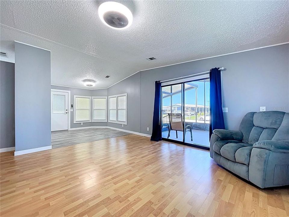 合同活跃: $155,000 (2 贝兹, 2 浴室, 832 平方英尺)