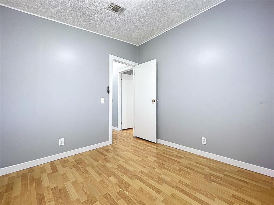 合同活跃: $155,000 (2 贝兹, 2 浴室, 832 平方英尺)