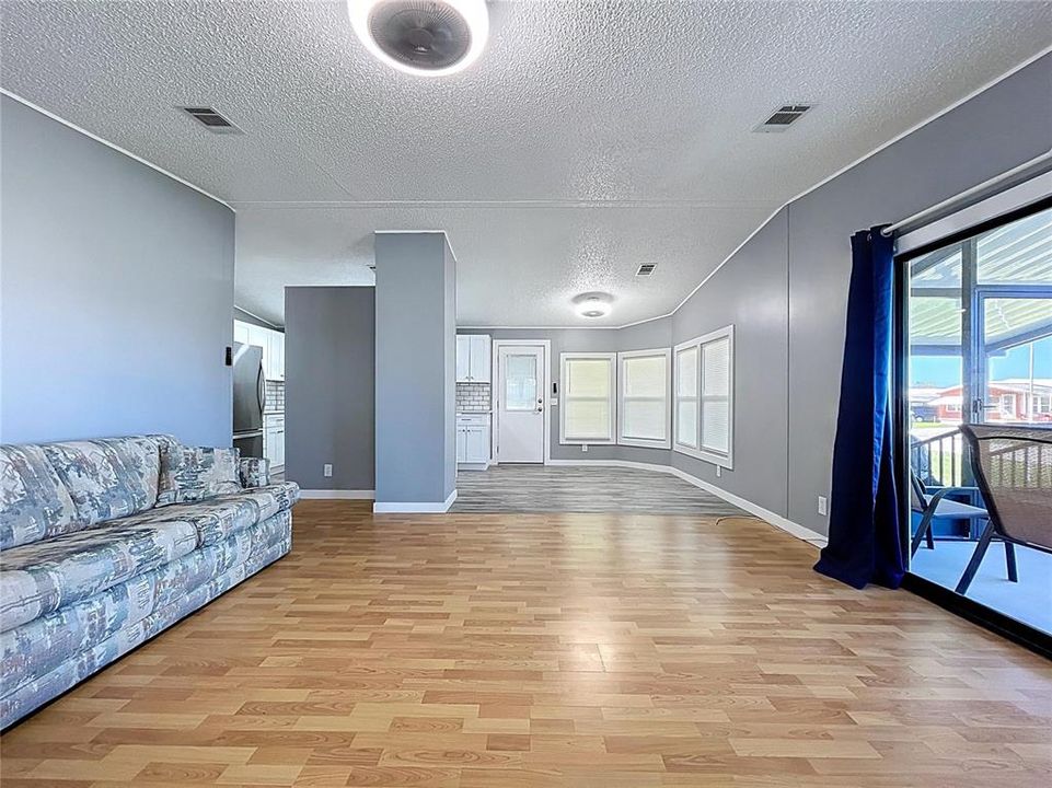 合同活跃: $155,000 (2 贝兹, 2 浴室, 832 平方英尺)