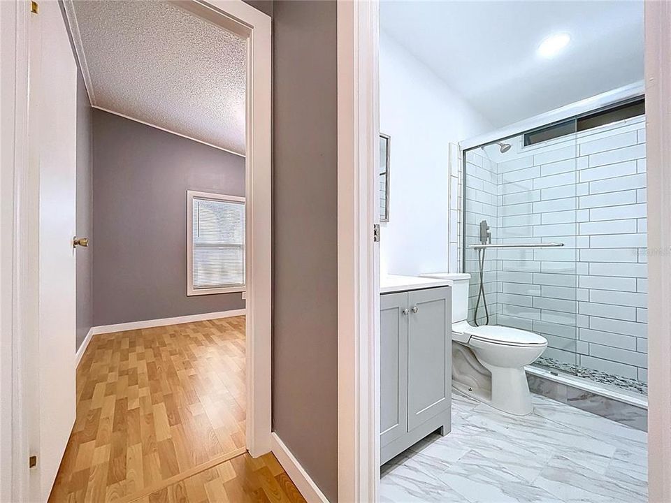 合同活跃: $155,000 (2 贝兹, 2 浴室, 832 平方英尺)