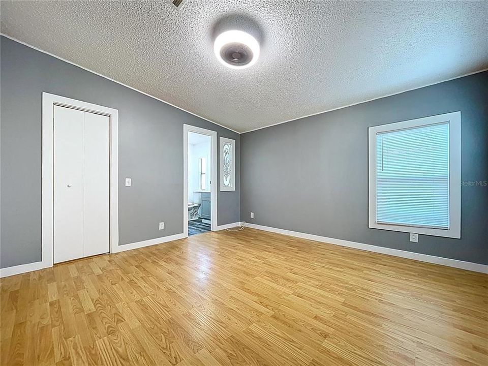 合同活跃: $155,000 (2 贝兹, 2 浴室, 832 平方英尺)