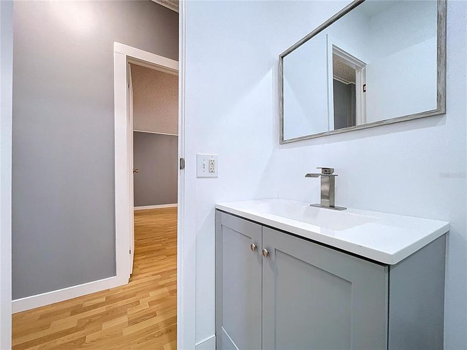 合同活跃: $155,000 (2 贝兹, 2 浴室, 832 平方英尺)