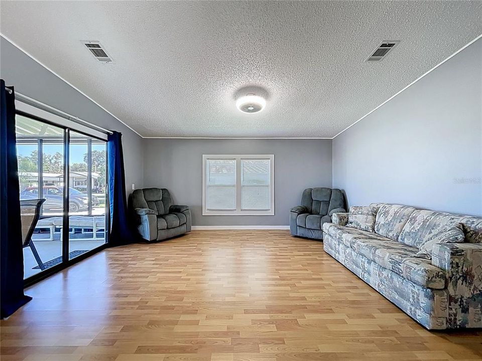 合同活跃: $155,000 (2 贝兹, 2 浴室, 832 平方英尺)