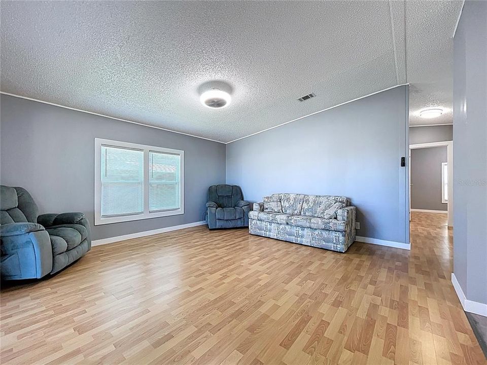 合同活跃: $155,000 (2 贝兹, 2 浴室, 832 平方英尺)