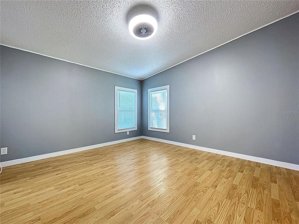 合同活跃: $155,000 (2 贝兹, 2 浴室, 832 平方英尺)