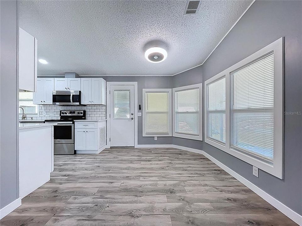 合同活跃: $155,000 (2 贝兹, 2 浴室, 832 平方英尺)