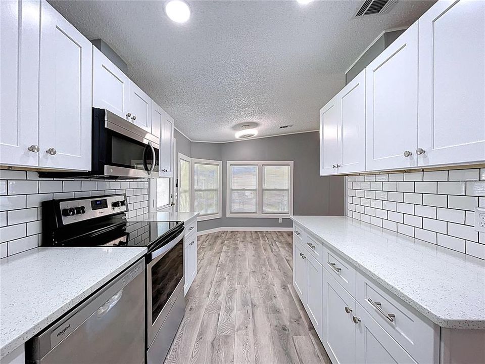 合同活跃: $155,000 (2 贝兹, 2 浴室, 832 平方英尺)