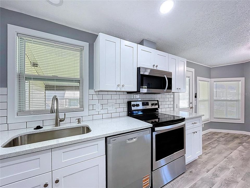 合同活跃: $155,000 (2 贝兹, 2 浴室, 832 平方英尺)