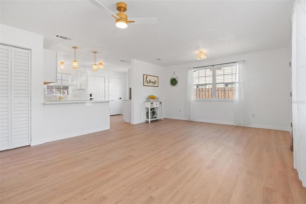 Под контрактом: $329,000 (2 спален, 1 ванн, 816 Квадратных фут)