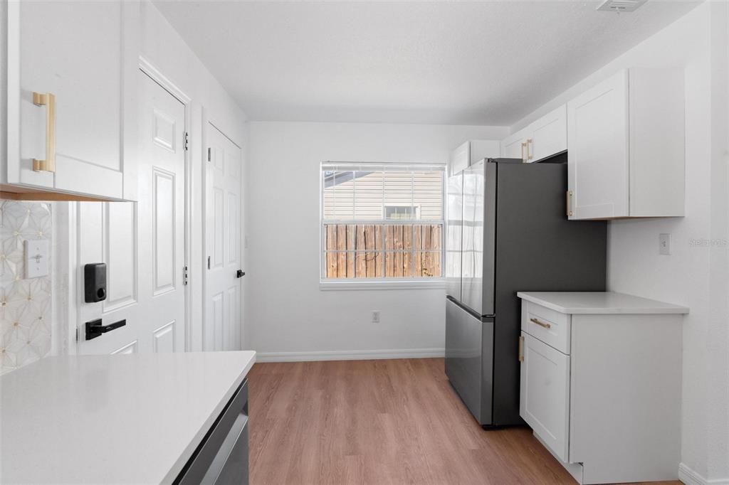 Под контрактом: $329,000 (2 спален, 1 ванн, 816 Квадратных фут)