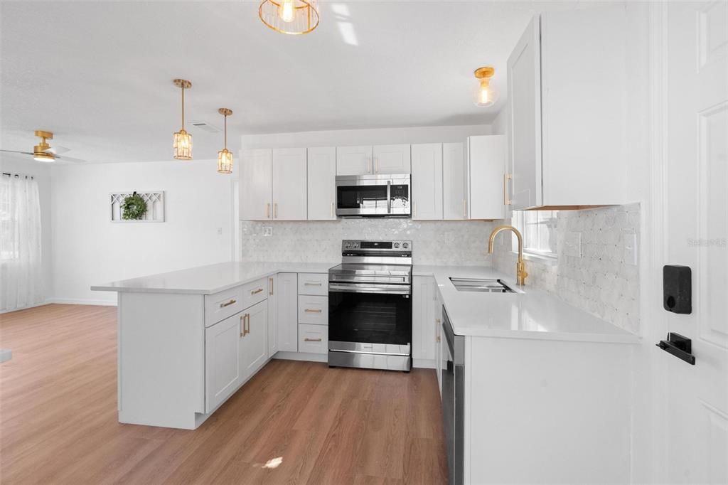 Под контрактом: $329,000 (2 спален, 1 ванн, 816 Квадратных фут)