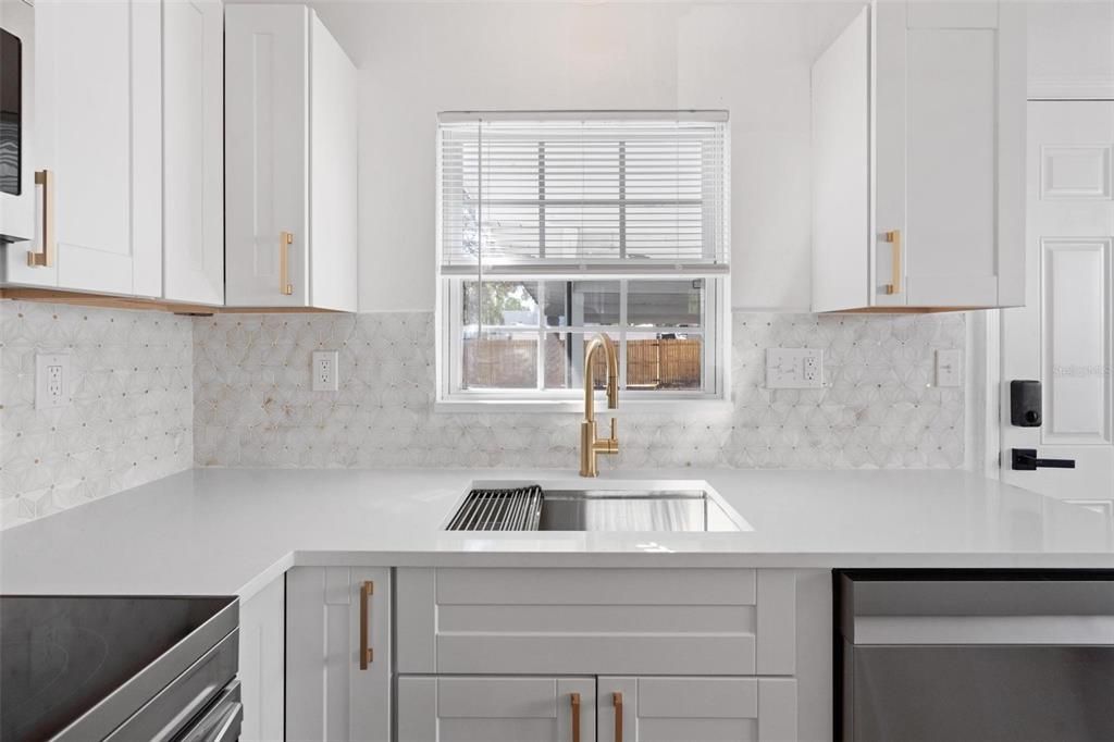 Под контрактом: $329,000 (2 спален, 1 ванн, 816 Квадратных фут)