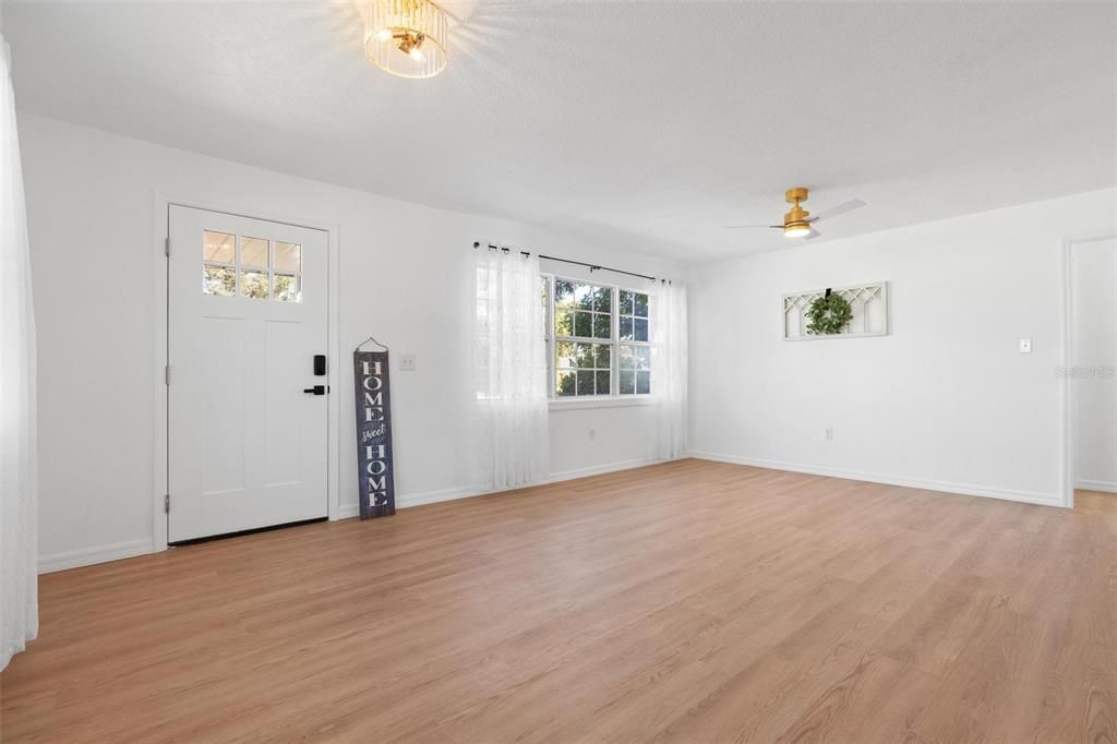 Под контрактом: $329,000 (2 спален, 1 ванн, 816 Квадратных фут)