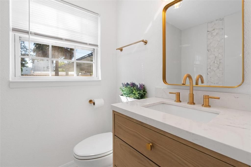 Под контрактом: $329,000 (2 спален, 1 ванн, 816 Квадратных фут)