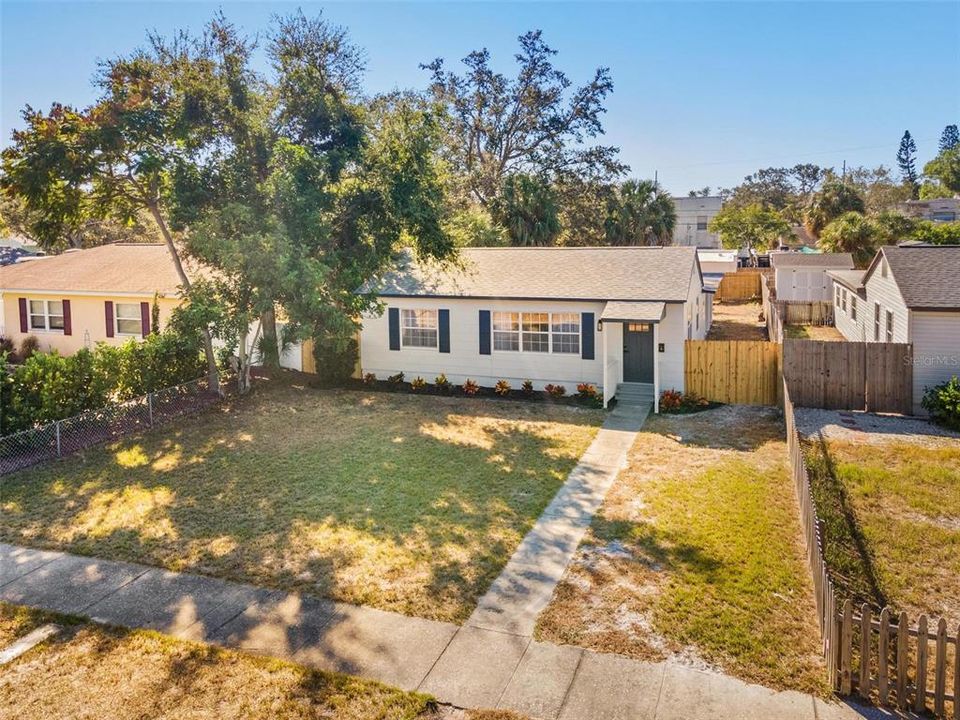 Под контрактом: $329,000 (2 спален, 1 ванн, 816 Квадратных фут)