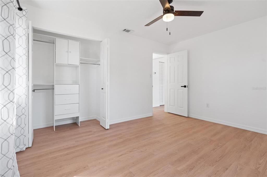 Под контрактом: $329,000 (2 спален, 1 ванн, 816 Квадратных фут)