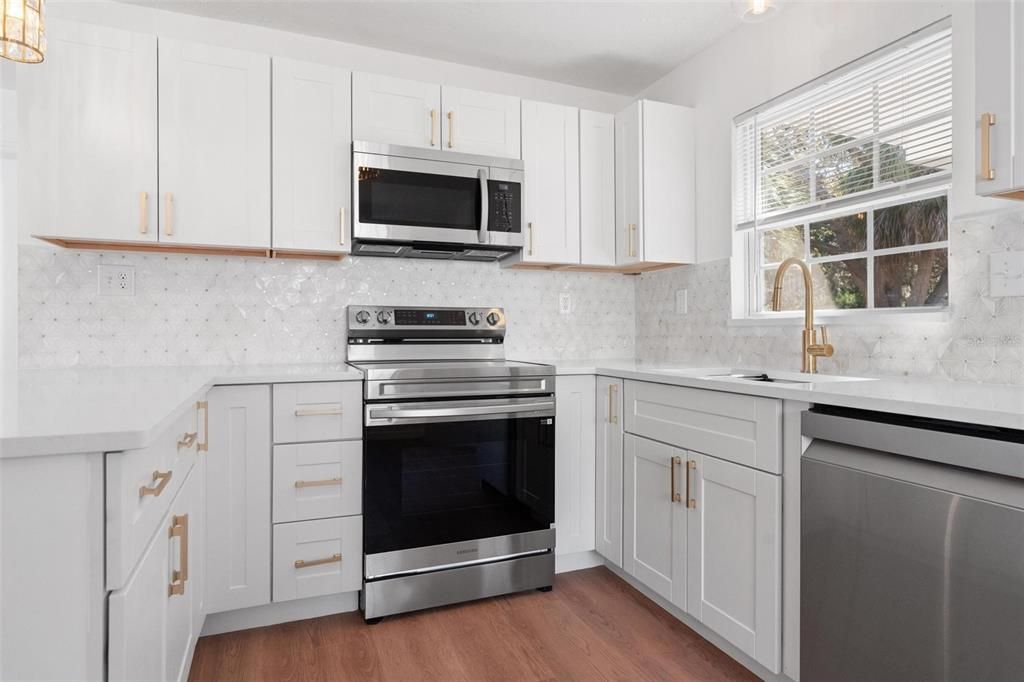 Под контрактом: $329,000 (2 спален, 1 ванн, 816 Квадратных фут)