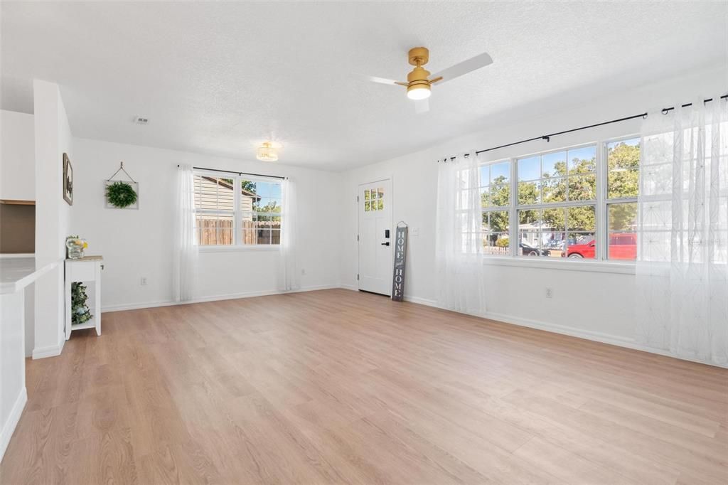 Под контрактом: $329,000 (2 спален, 1 ванн, 816 Квадратных фут)