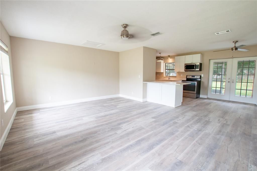 For Sale: $285,000 (4 beds, 1 baths, 1596 Square Feet)