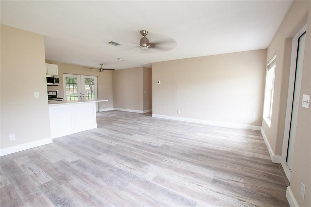For Sale: $285,000 (4 beds, 1 baths, 1596 Square Feet)