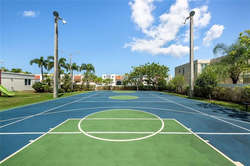 For Sale: $795,000 (4 beds, 2 baths, 3032 Square Feet)