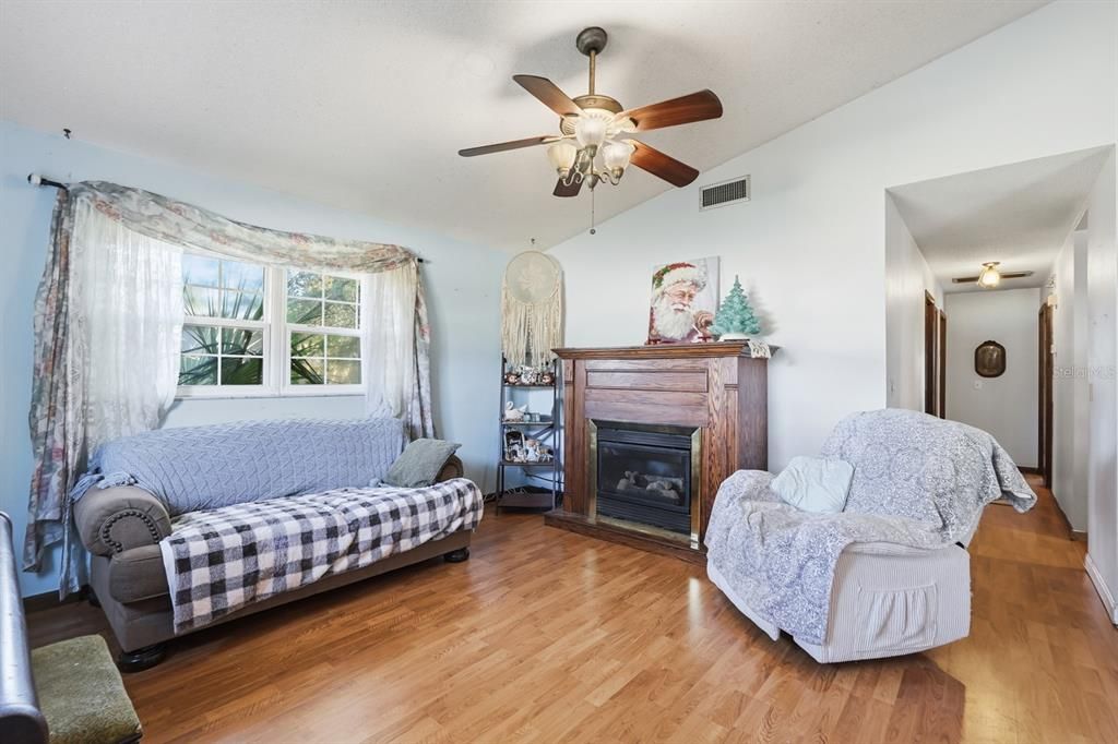 For Sale: $315,000 (3 beds, 2 baths, 1446 Square Feet)