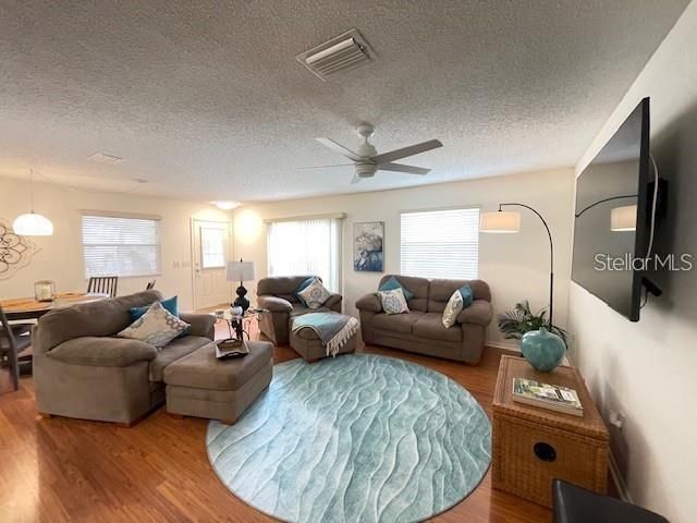 В аренду: $2,300 (2 спален, 2 ванн, 1156 Квадратных фут)