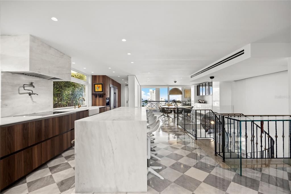 На продажу: $5,950,000 (4 спален, 4 ванн, 5800 Квадратных фут)