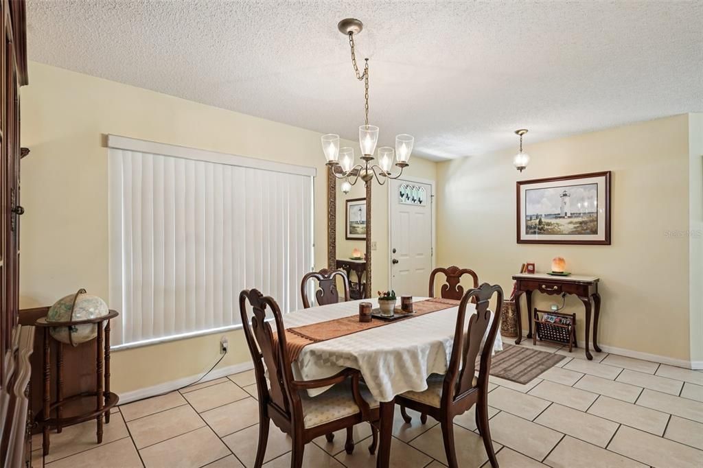 For Sale: $274,900 (2 beds, 2 baths, 1589 Square Feet)