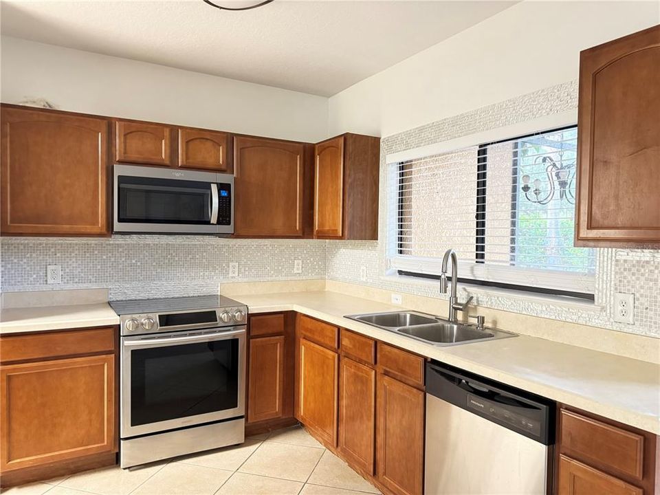 For Rent: $2,395 (3 beds, 2 baths, 1659 Square Feet)