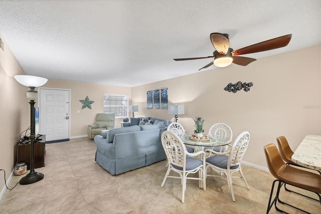 На продажу: $199,900 (2 спален, 2 ванн, 1056 Квадратных фут)