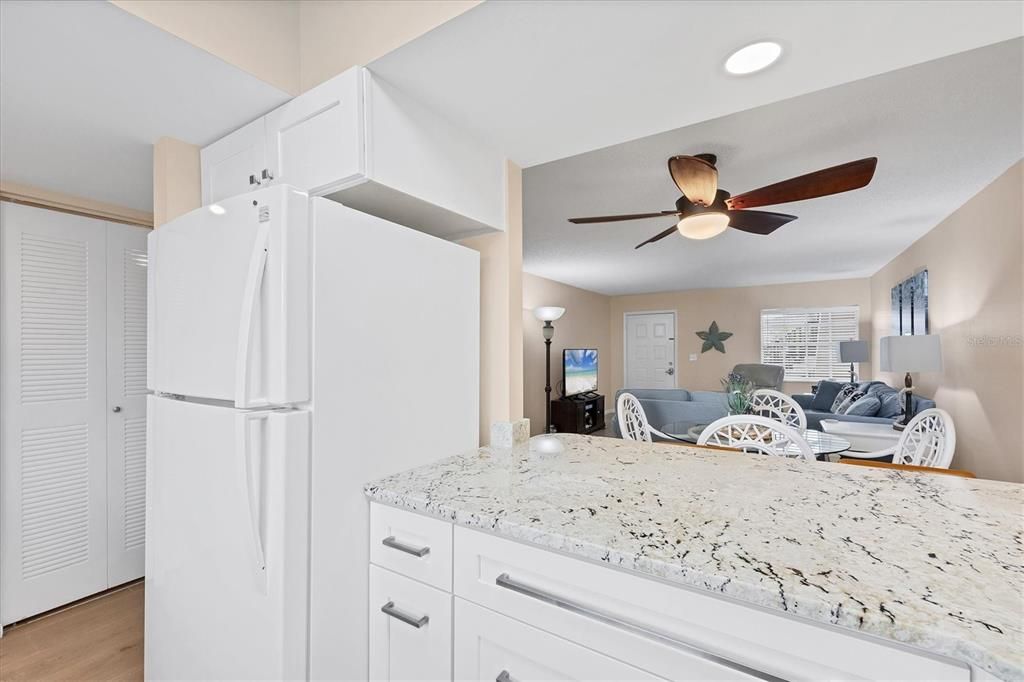 На продажу: $199,900 (2 спален, 2 ванн, 1056 Квадратных фут)