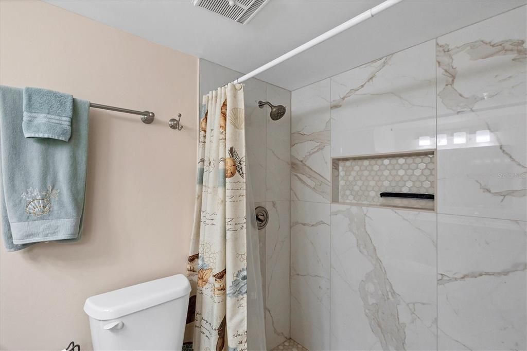 На продажу: $199,900 (2 спален, 2 ванн, 1056 Квадратных фут)