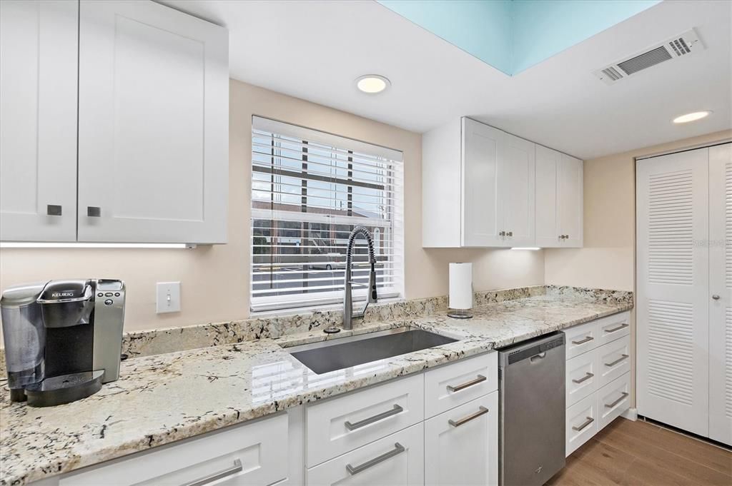 На продажу: $199,900 (2 спален, 2 ванн, 1056 Квадратных фут)