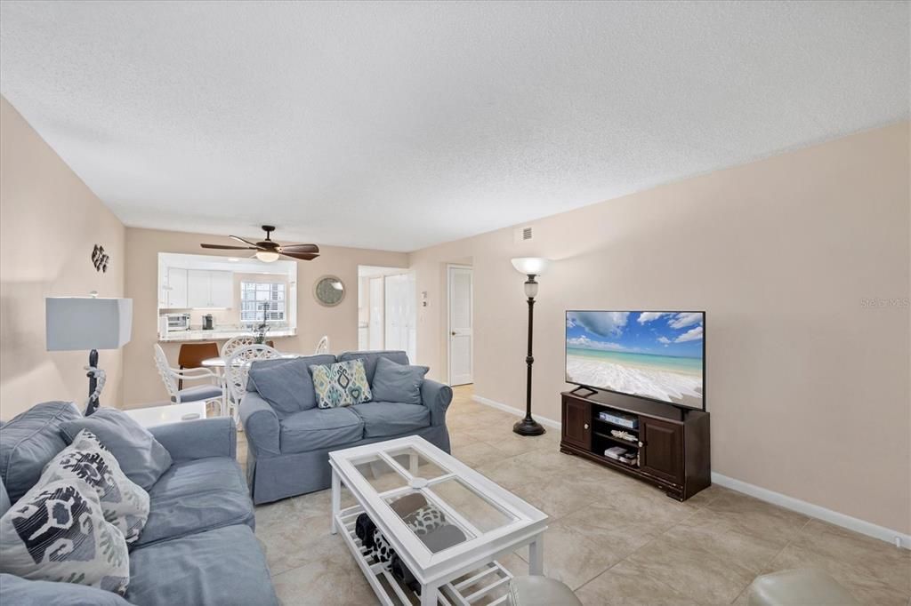 На продажу: $199,900 (2 спален, 2 ванн, 1056 Квадратных фут)