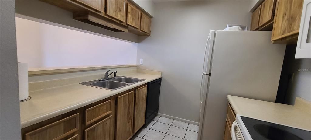 合同活跃: $139,000 (2 贝兹, 2 浴室, 860 平方英尺)