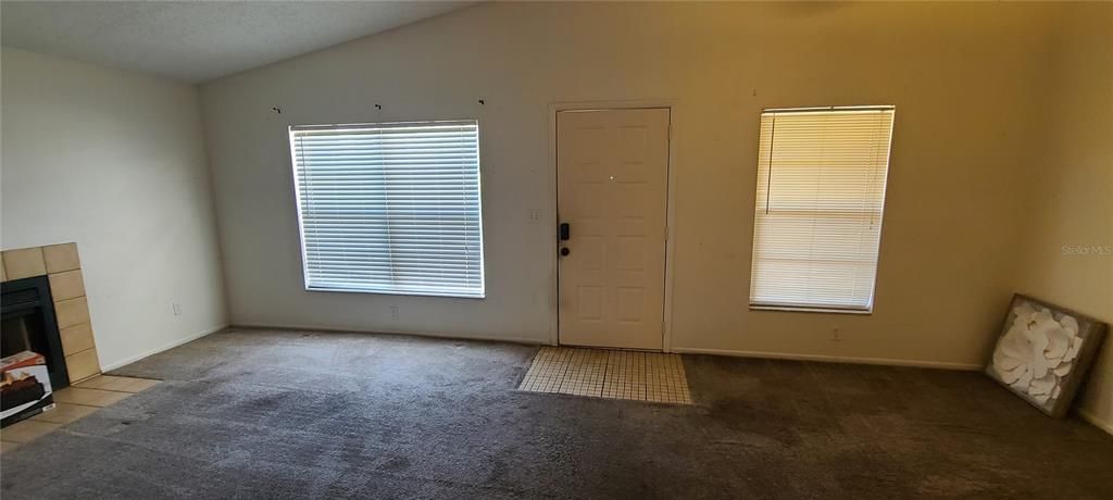 合同活跃: $139,000 (2 贝兹, 2 浴室, 860 平方英尺)