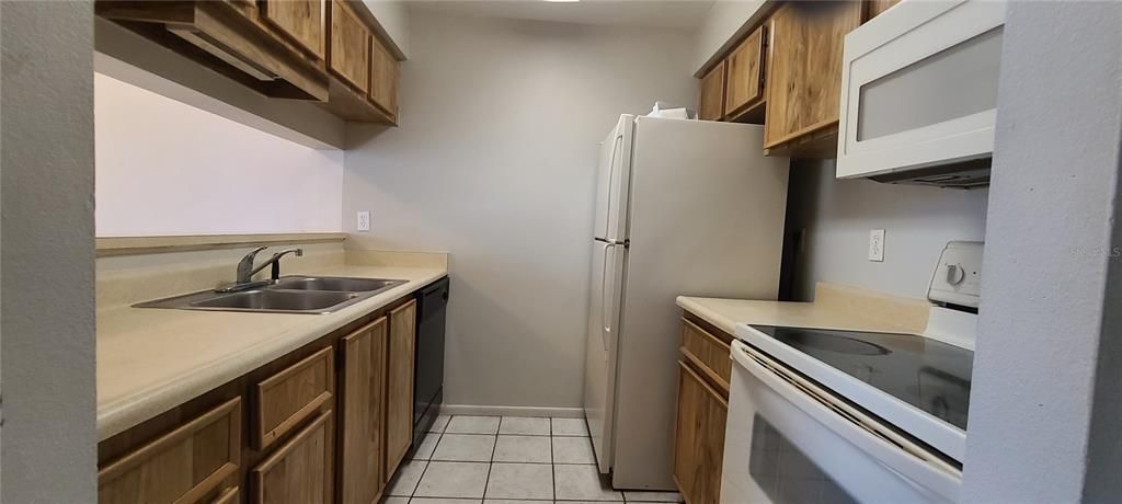 合同活跃: $139,000 (2 贝兹, 2 浴室, 860 平方英尺)