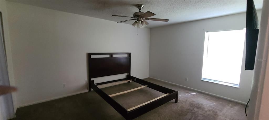 合同活跃: $139,000 (2 贝兹, 2 浴室, 860 平方英尺)