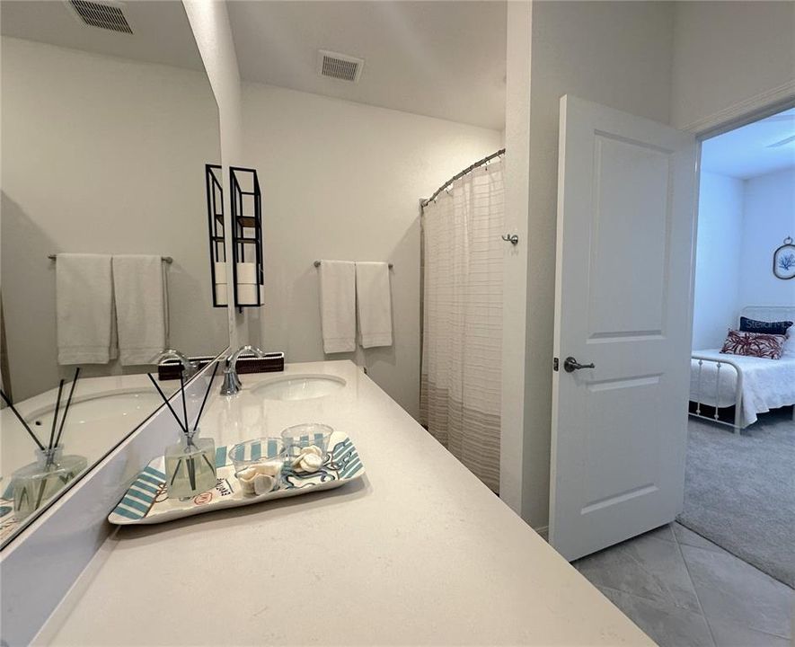 出租: $6,000 (3 贝兹, 2 浴室, 1301 平方英尺)