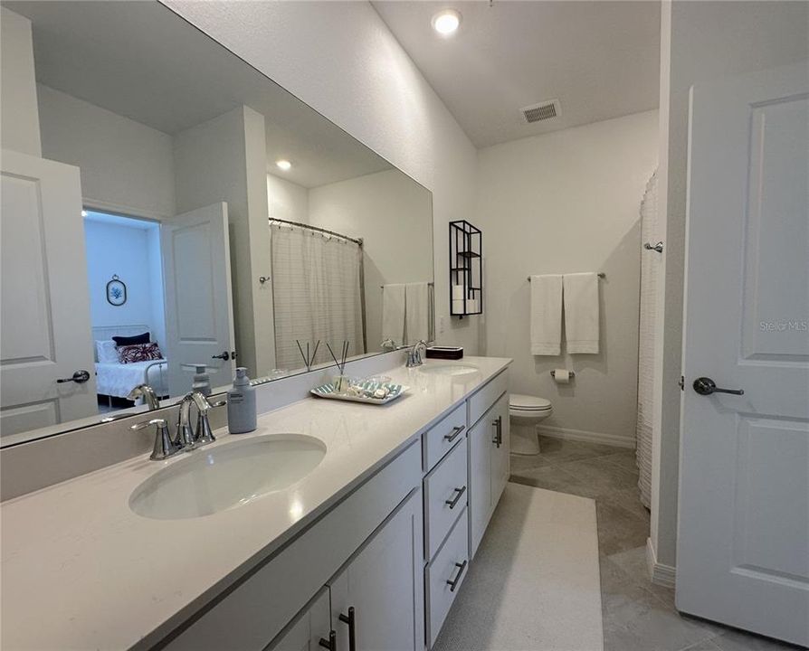 出租: $6,000 (3 贝兹, 2 浴室, 1301 平方英尺)