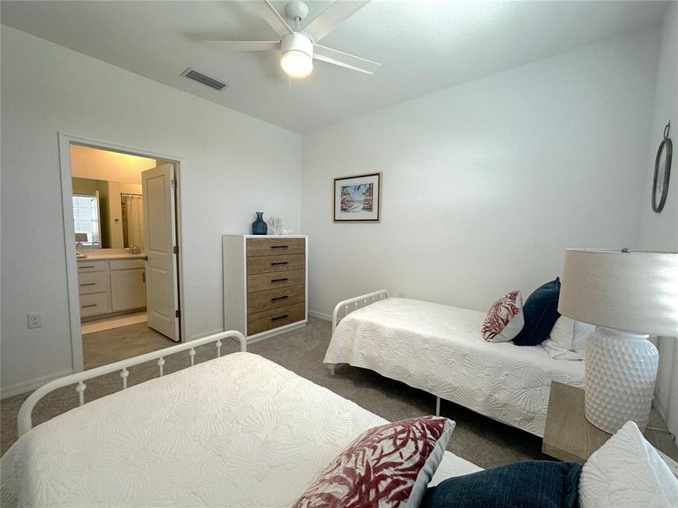 出租: $6,000 (3 贝兹, 2 浴室, 1301 平方英尺)