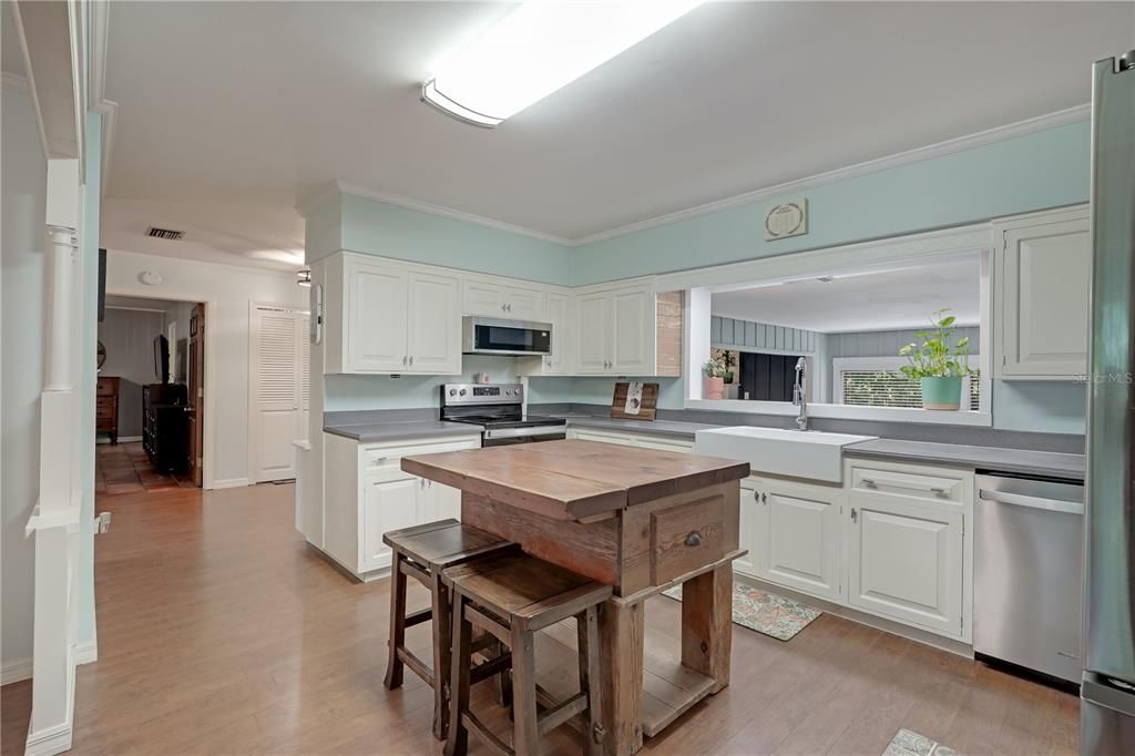 For Sale: $475,000 (3 beds, 2 baths, 2147 Square Feet)