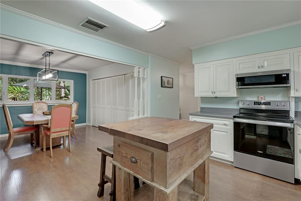 For Sale: $475,000 (3 beds, 2 baths, 2147 Square Feet)