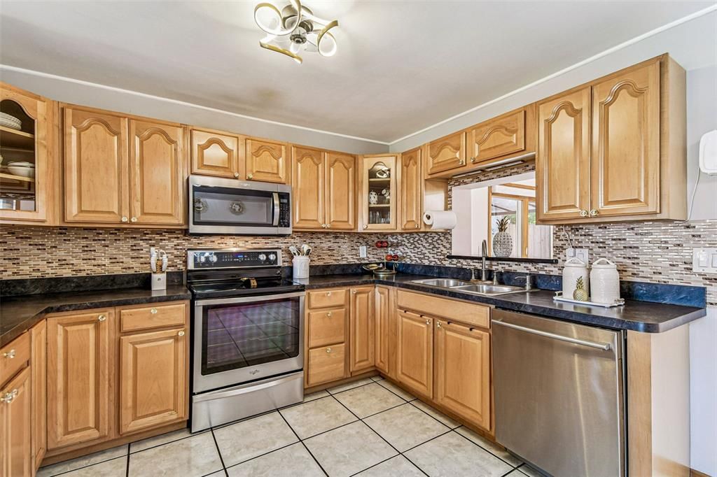 На продажу: $489,000 (4 спален, 2 ванн, 1559 Квадратных фут)