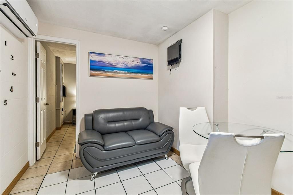 На продажу: $489,000 (4 спален, 2 ванн, 1559 Квадратных фут)